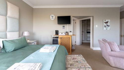 fly-me-to-the-moon-guesthouse-mossel-bay-accommodation-butterfly-room