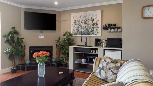 fly-me-to-the-moon-guesthouse-mossel-bay-accommodation-fern-suite-16