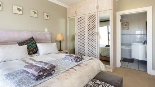 fly-me-to-the-moon-guesthouse-mossel-bay-accommodation-kenya-room-3