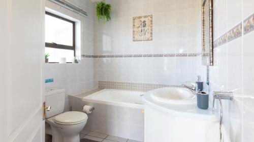 fly-me-to-the-moon-guesthouse-mossel-bay-accommodation-kenya-room-5
