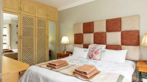 fly-me-to-the-moon-guesthouse-mossel-bay-accommodation-kenya-room-9