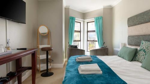 fly-me-to-the-moon-guesthouse-mossel-bay-accommodation-owl-room-11