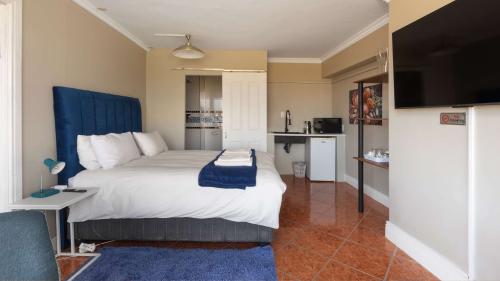 fly-me-to-the-moon-guesthouse-mossel-bay-accommodation-palm-suite-5