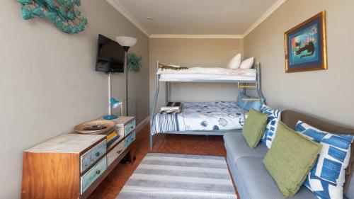 fly-me-to-the-moon-guesthouse-mossel-bay-accommodation-palm-suite-7