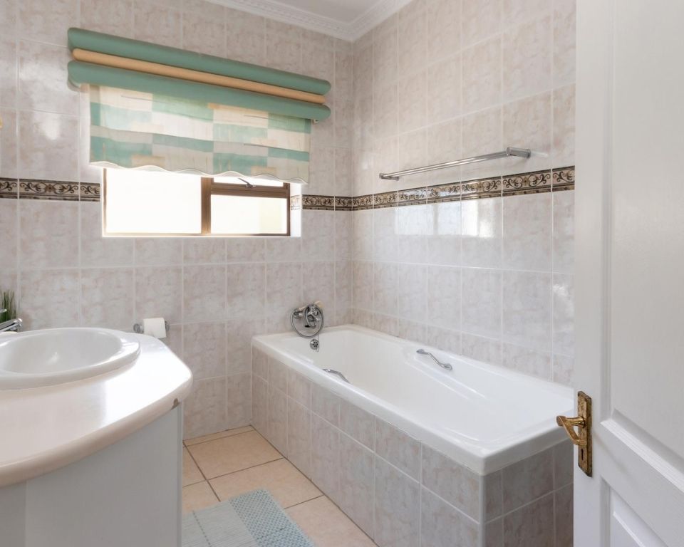 Fly me to the moon guesthouse - Mossel Bay accommodation - butterfly room (7)