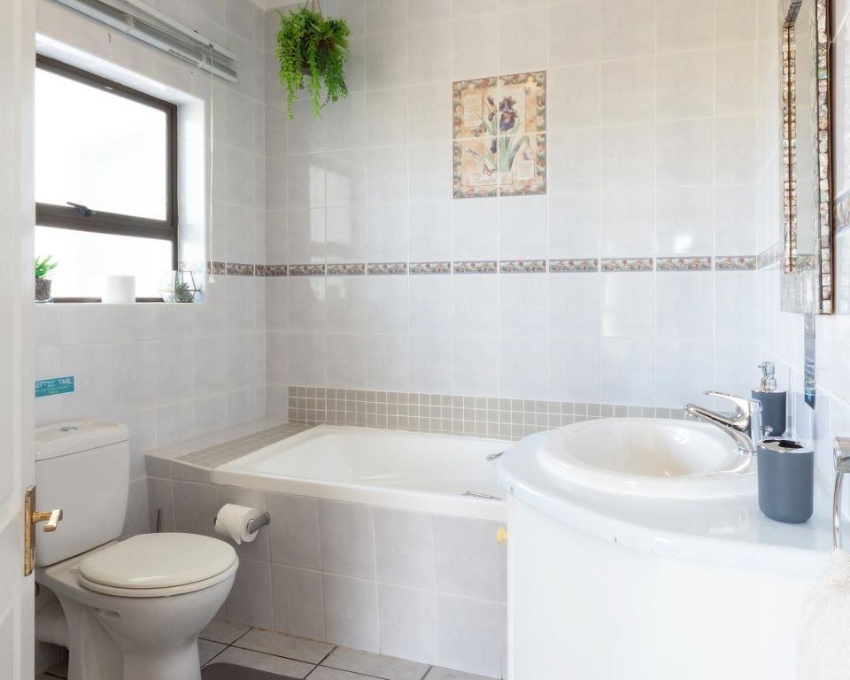 Fly me to the moon guesthouse - Mossel Bay accommodation - kenya room (5)