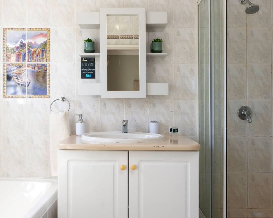 Fly me to the moon guesthouse - Mossel Bay accommodation - kenya room (8)