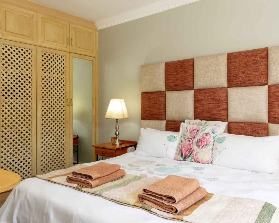 Fly me to the moon guesthouse - Mossel Bay accommodation - kenya room (9)