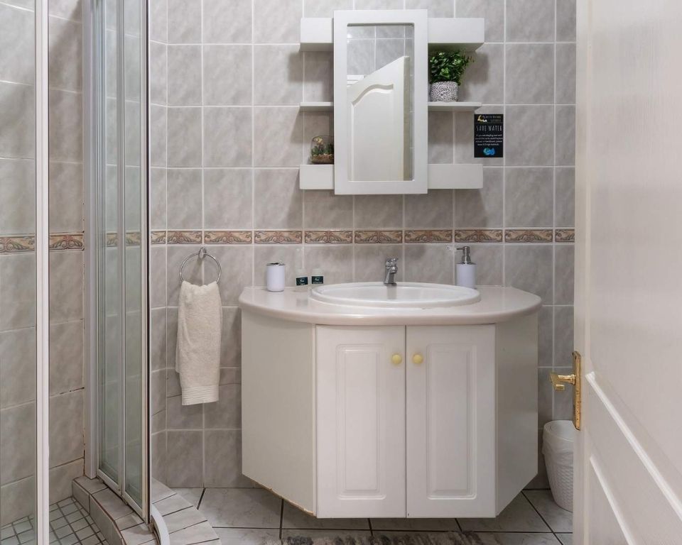 Fly me to the moon guesthouse - Mossel Bay accommodation - owl room (10)