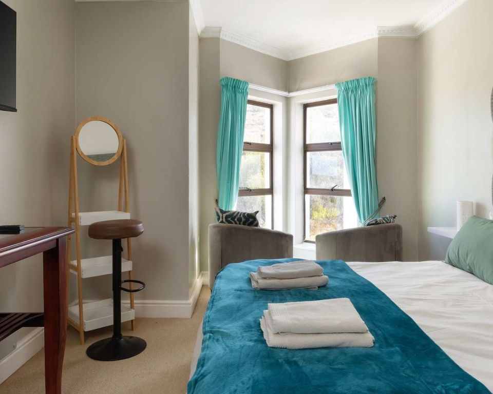 Fly me to the moon guesthouse - Mossel Bay accommodation - owl room (11)